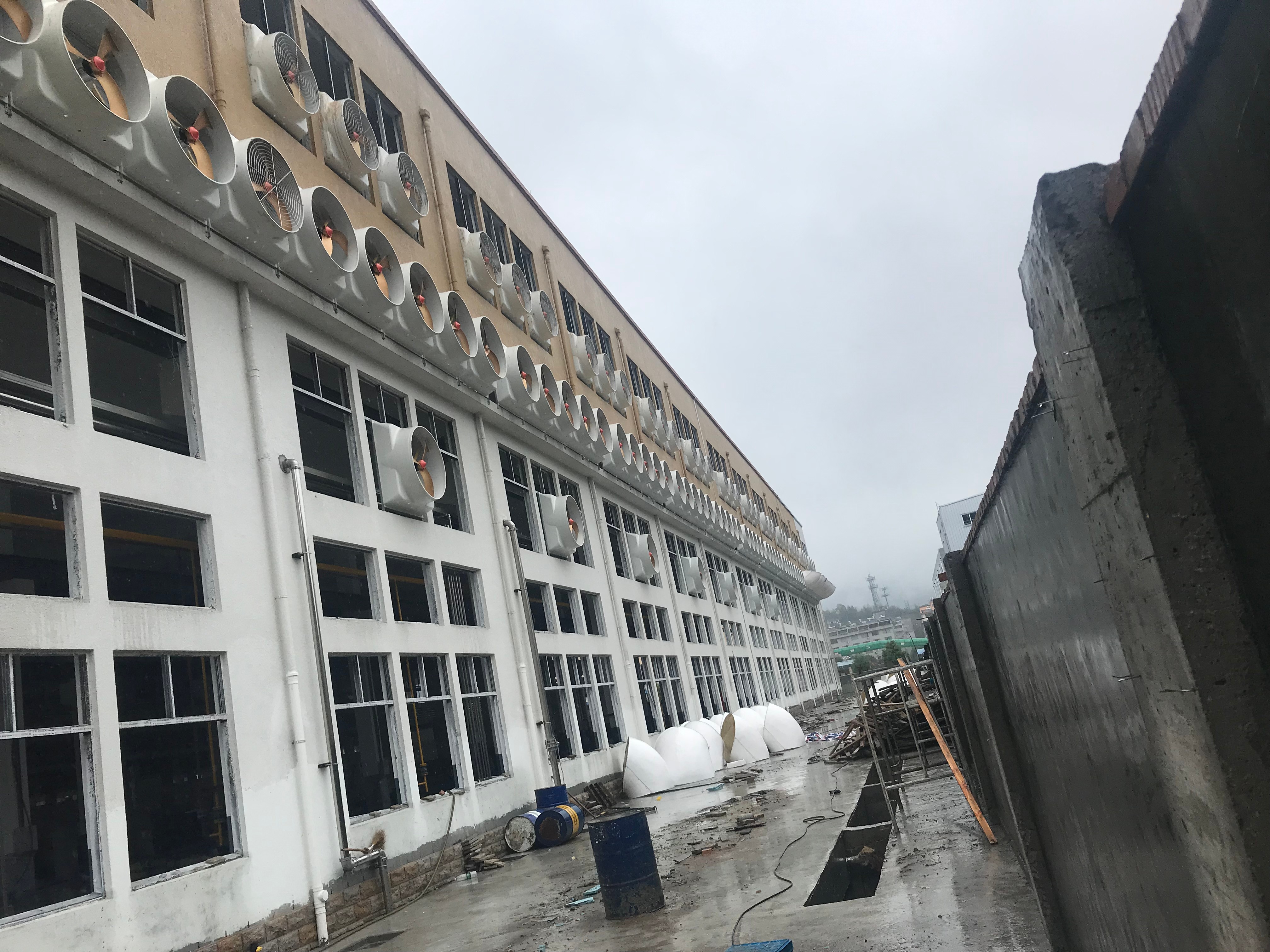 負壓風(fēng)機,玻璃鋼負壓風(fēng)機,車間降溫設(shè)備,車間通風(fēng)設(shè)備,廠房降溫設(shè)備,廠房通風(fēng)設(shè)備,廠房降溫,廠房通風(fēng),工業(yè)排氣扇,工業(yè)排風(fēng)扇,防爆負壓風(fēng)機,環(huán)?？照{(diào),水冷空調(diào),水簾,濕簾